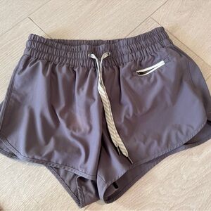 Vuori Clementine 2.5in shorts size small